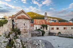 Le quartier des églises de la vieille ville de Budva : l'abside arrondie de Santa Maria in Punta et, derrière, le clocher de Saint-Jean.