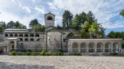 Veduta panoramica di Cetinje con gli edifici storici e il monte Lovcen che si erge alle spalle della città
