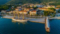 Plava špilja na poluostrvu Luštica sa prepoznatljivom plavom svjetlošću koja osvjetljava unutrašnjost morske pećine