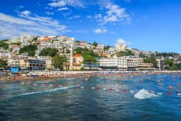 Градска плажа Mala Plaža у Улцињу виђена са мора, крцата лети