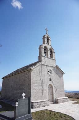 Die Kirche des Heiligen Nikolaus in Žlijebi unter wolkenlosem Himmel