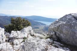 Felsiger Aussichtspunkt über Herceg Novi und der Einfahrt in die Bucht von Kotor