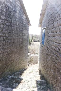 Stretto passaggio in pietra fra le case di Žlijebi