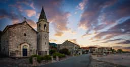 Chiesa in pietra e lungomare nel comune di Tivat