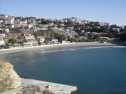 Grad Ulcinj iznad jadranske obale, sa kamenim kućama i starom citadelom uz more