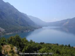 La bahía de Kotor vista desde la antigua carretera de la costa