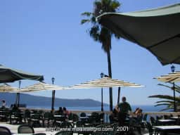 Terraza de un café frente al mar, fotografiada durante el recorrido de 2001 por la bahía interior