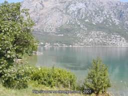 Orilla de la bahía interior de Kotor bajo laderas calizas escarpadas en 2001