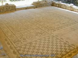 Mosaico geométrico del suelo en el yacimiento de los Mosaicos Romanos de Risan