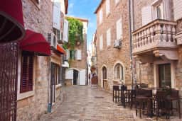 Stretta via lastricata nel centro storico di Budva