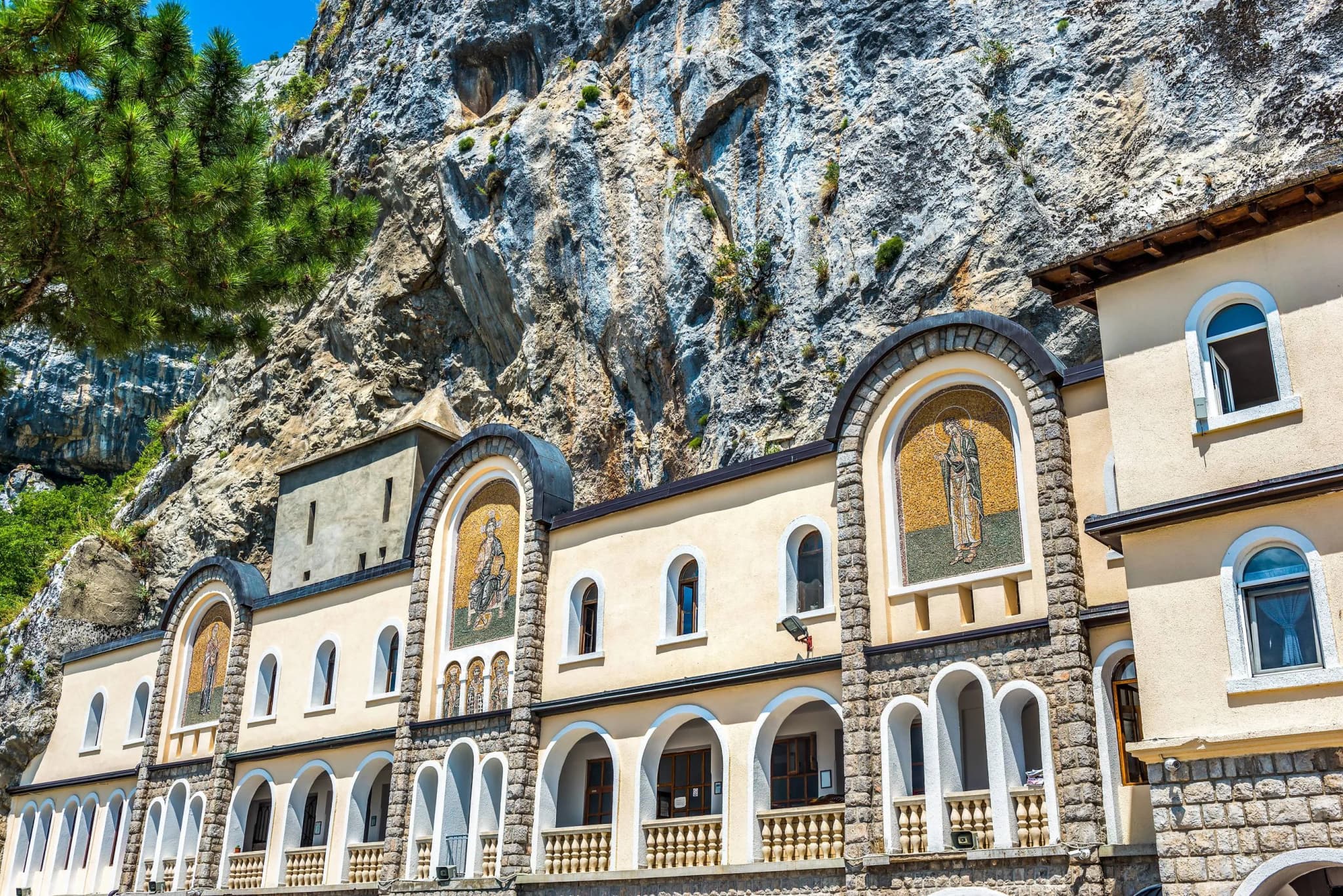 Ostrog: Monasterio en el Acantilado de Montenegro y Centro Espiritual