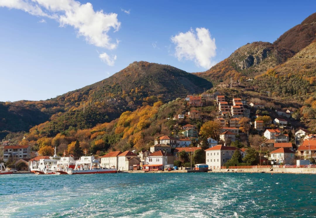Kamenari hamn och sluttning öster om Bijela