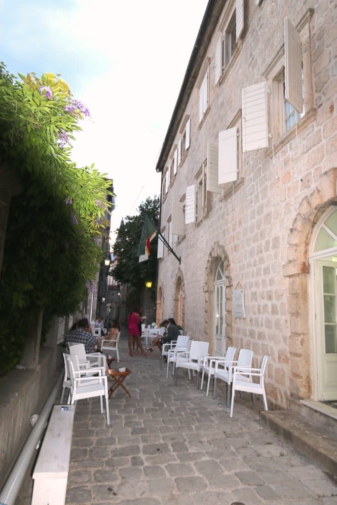Ein wunderschöner Abend in der prächtigen mediterranen Villa Perast aus dem 15. Jahrhundert