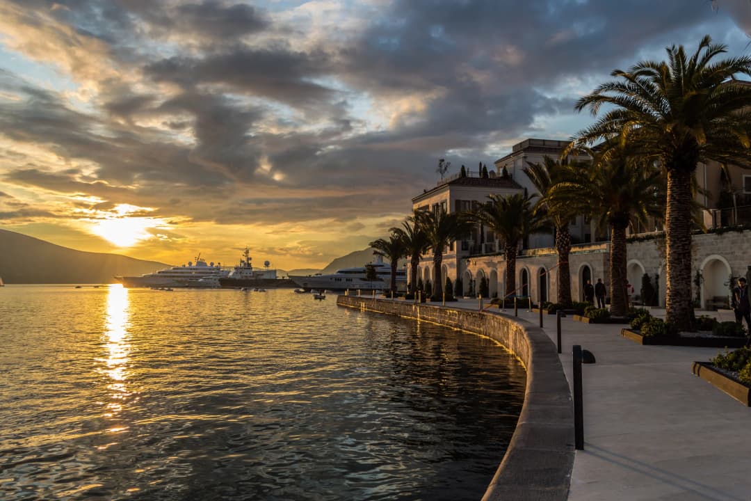 Tivats strandpromenad och Porto Montenegro i solnedgång