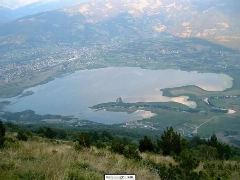 Plavsko jezero pod planinama śeveroistoka Montenegro