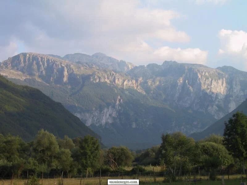 Oštri vrhovi Prokletija iznad plavskog kraja