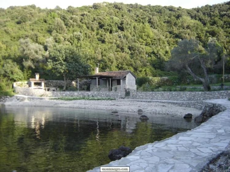 Mala zaklonjena uvala sa kamenom stazom kod Rosa