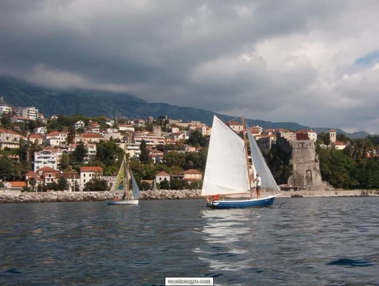 Traditional sailboat near Forte Mare during the 2004 regatta