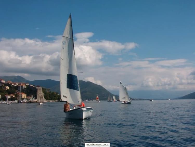Classic sailboat with Herceg Novi fortifications behind during the 2004 event
