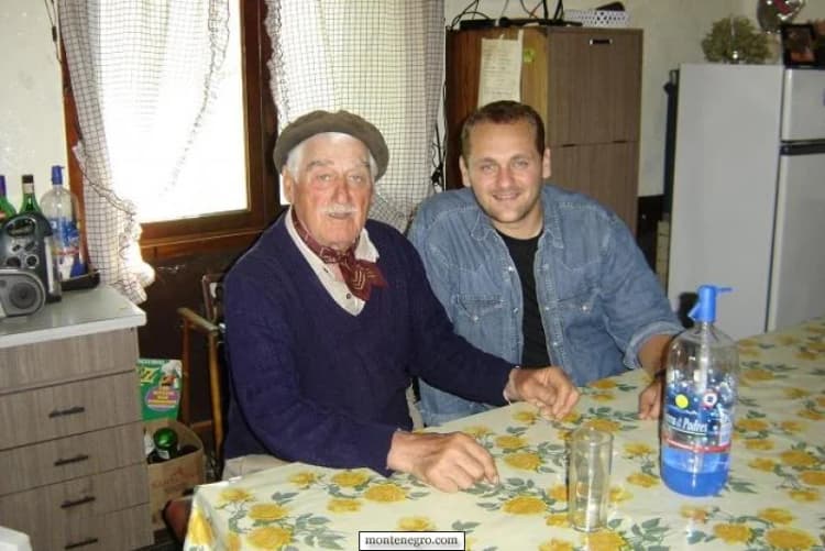 Pedro und Gordan Stojović sitzen zusammen in einem archivierten Feldfoto