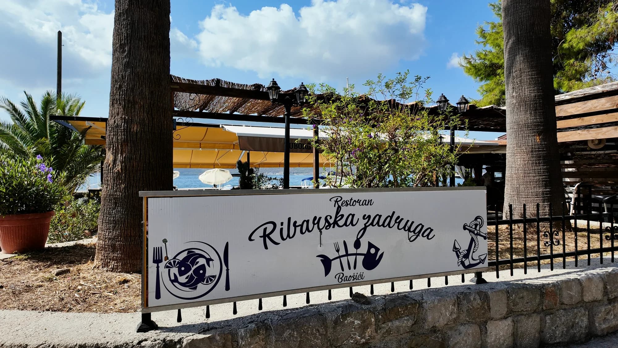 Natpis baošićke ribarske zadruge na obalnom putu