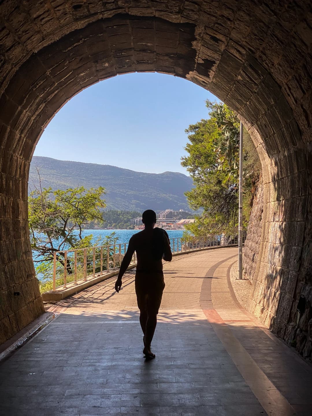 Pladanj svježih plodova mora u budvanskom restoranu uz more s vidljivim zidinama starog grada