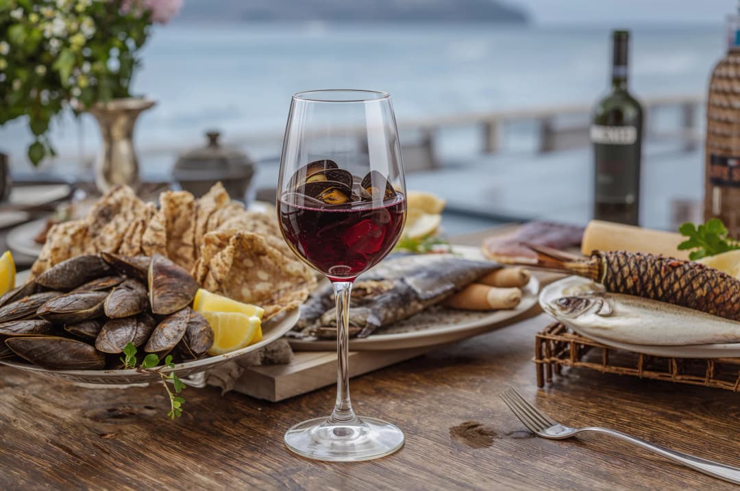 Marina Porto Montenegro u suton s terasama restorana i superjahtama