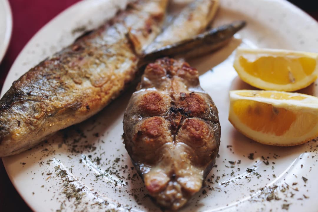Cetinjski povijesni glavni bulevar s tradicionalnim restoranima i planinskom pozadinom