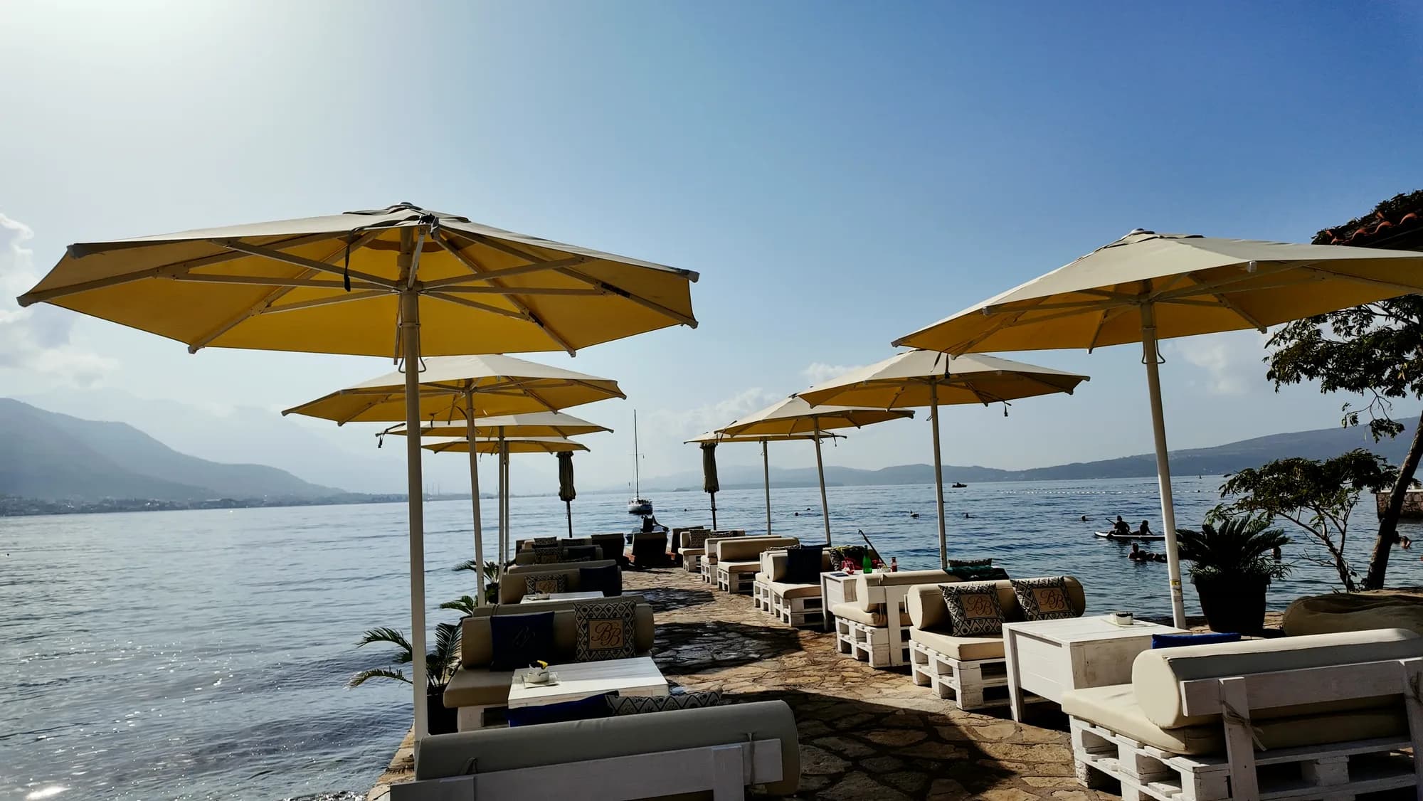 Gelbe Sonnenschirme entlang des Strandbads von Bijela