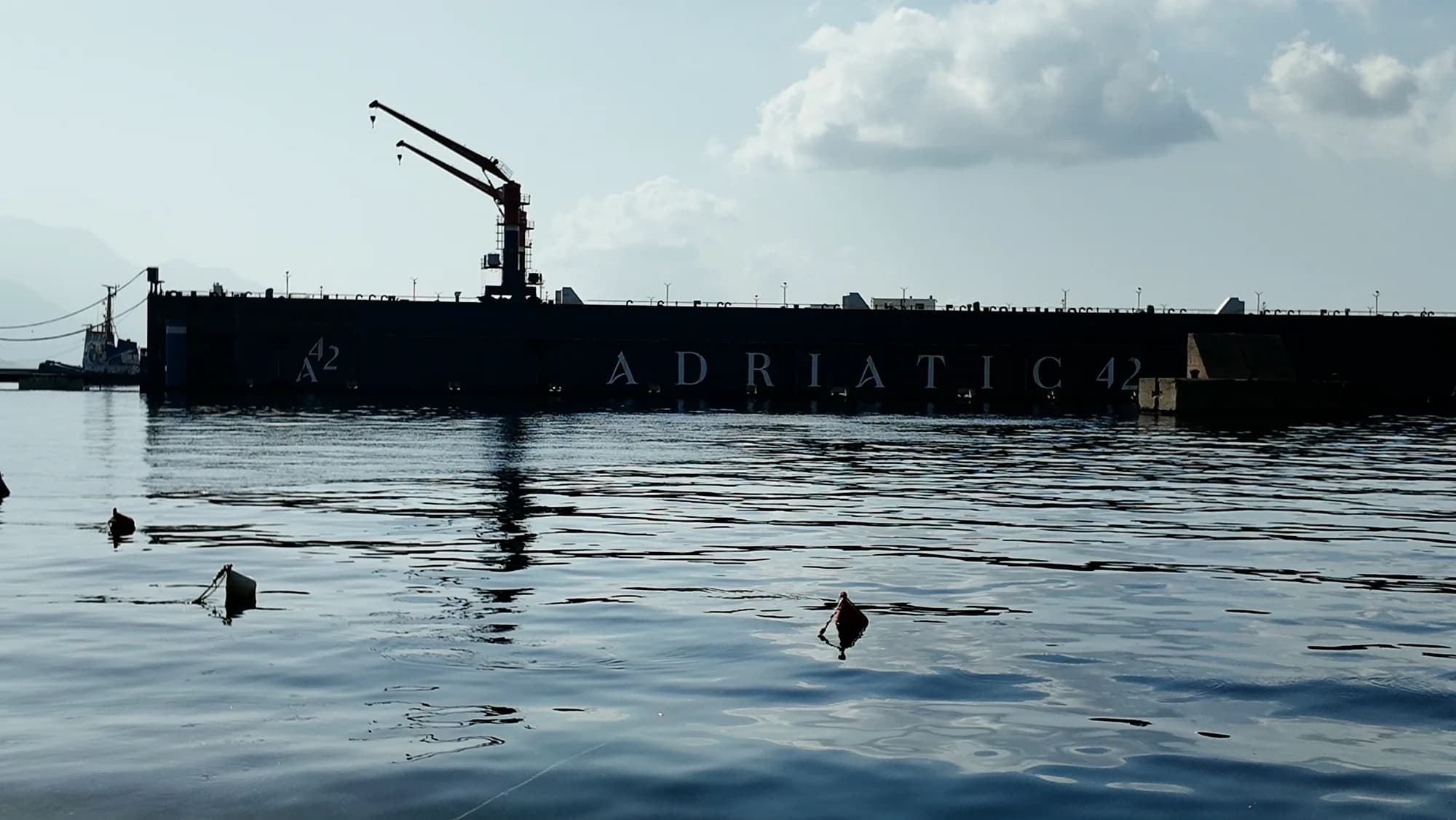 Das Schwimmdock der Werft von Bijela vor der Küste