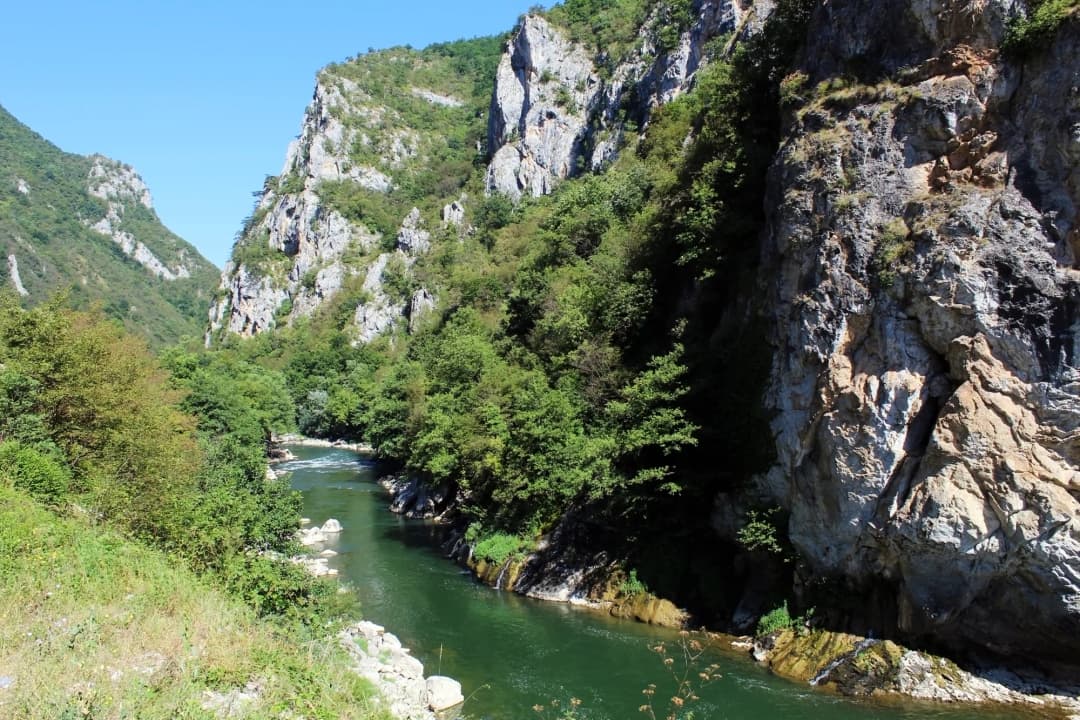 La garganta del Lim en la carretera al norte de Bijelo Polje hacia Brodarevo y la frontera serbia