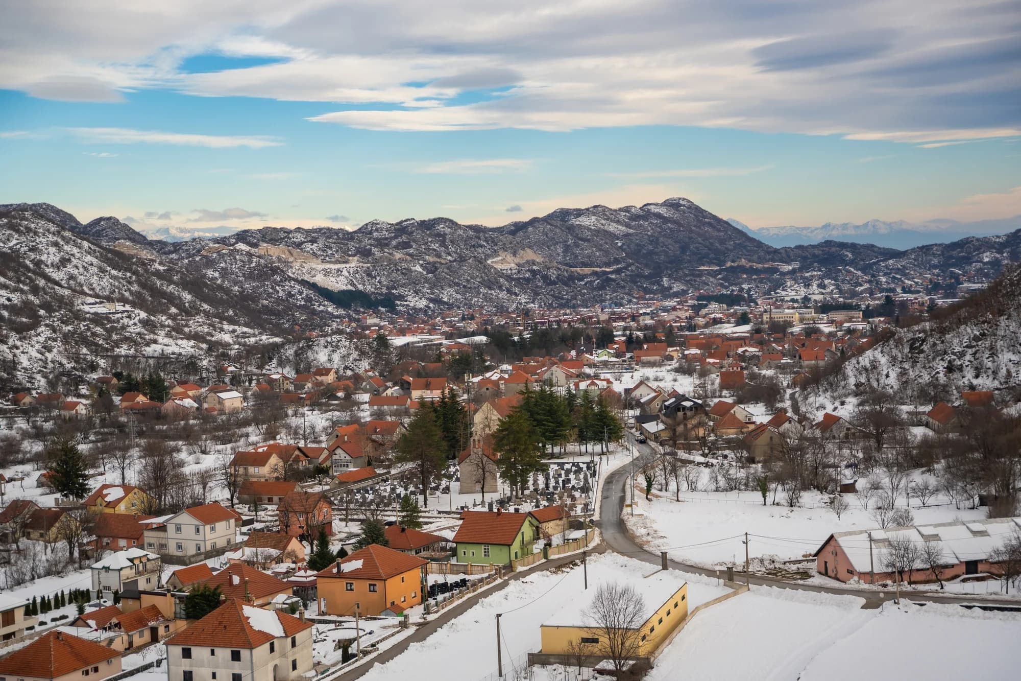 Cetinje unter Schnee, von den Hügeln über der Karstsenke gesehen