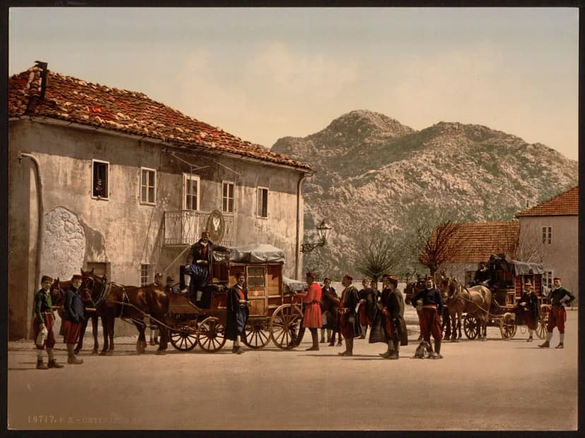 Un fotocromo colorato a mano degli anni Novanta dell'Ottocento raffigura Cetinje: la città dell'epoca reale, fatta di bassi edifici bianchi, nella sua spoglia valle di montagna.
