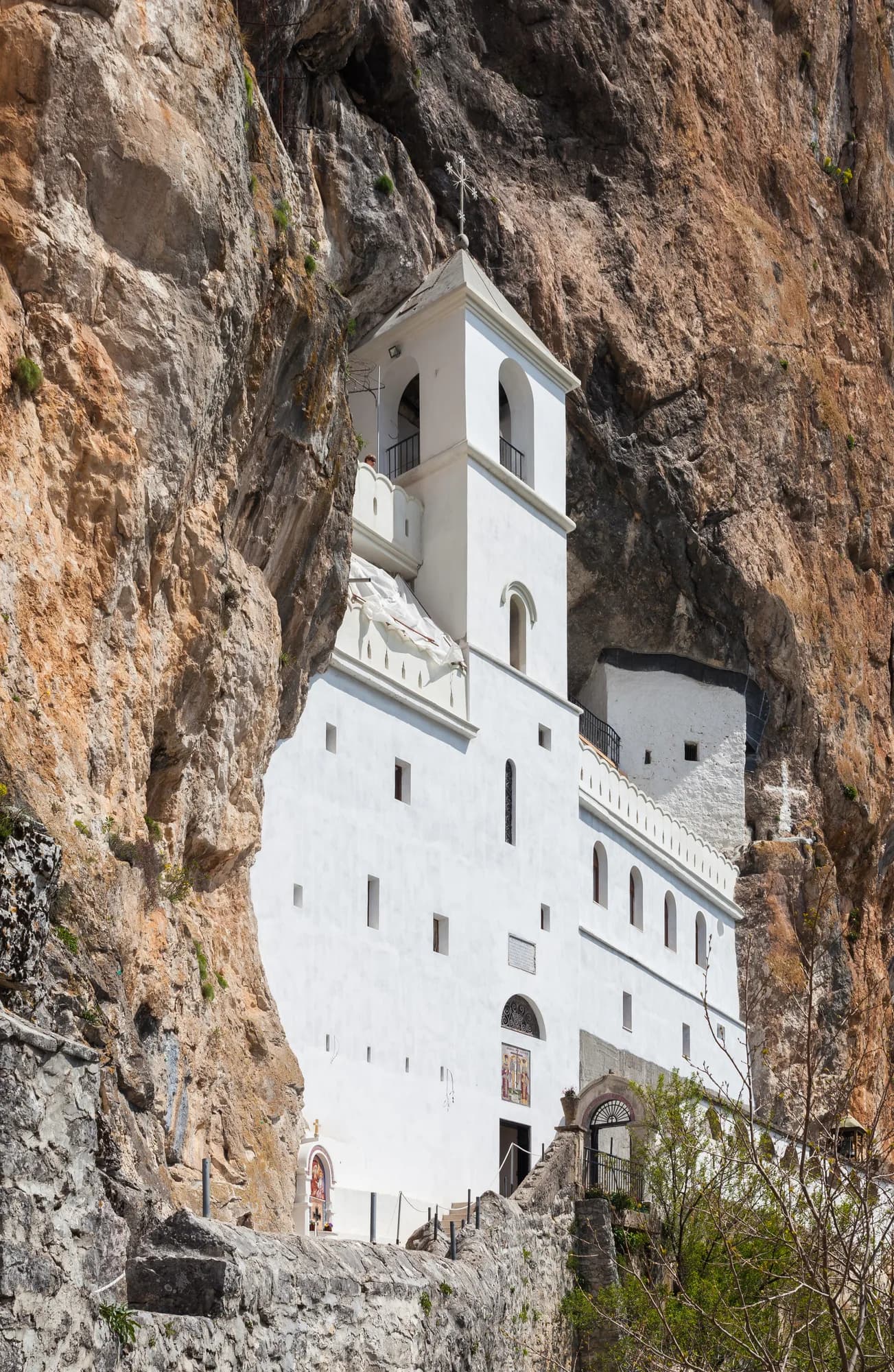 La tour blanche du monastère supérieur d’Ostrog sertie dans la paroi