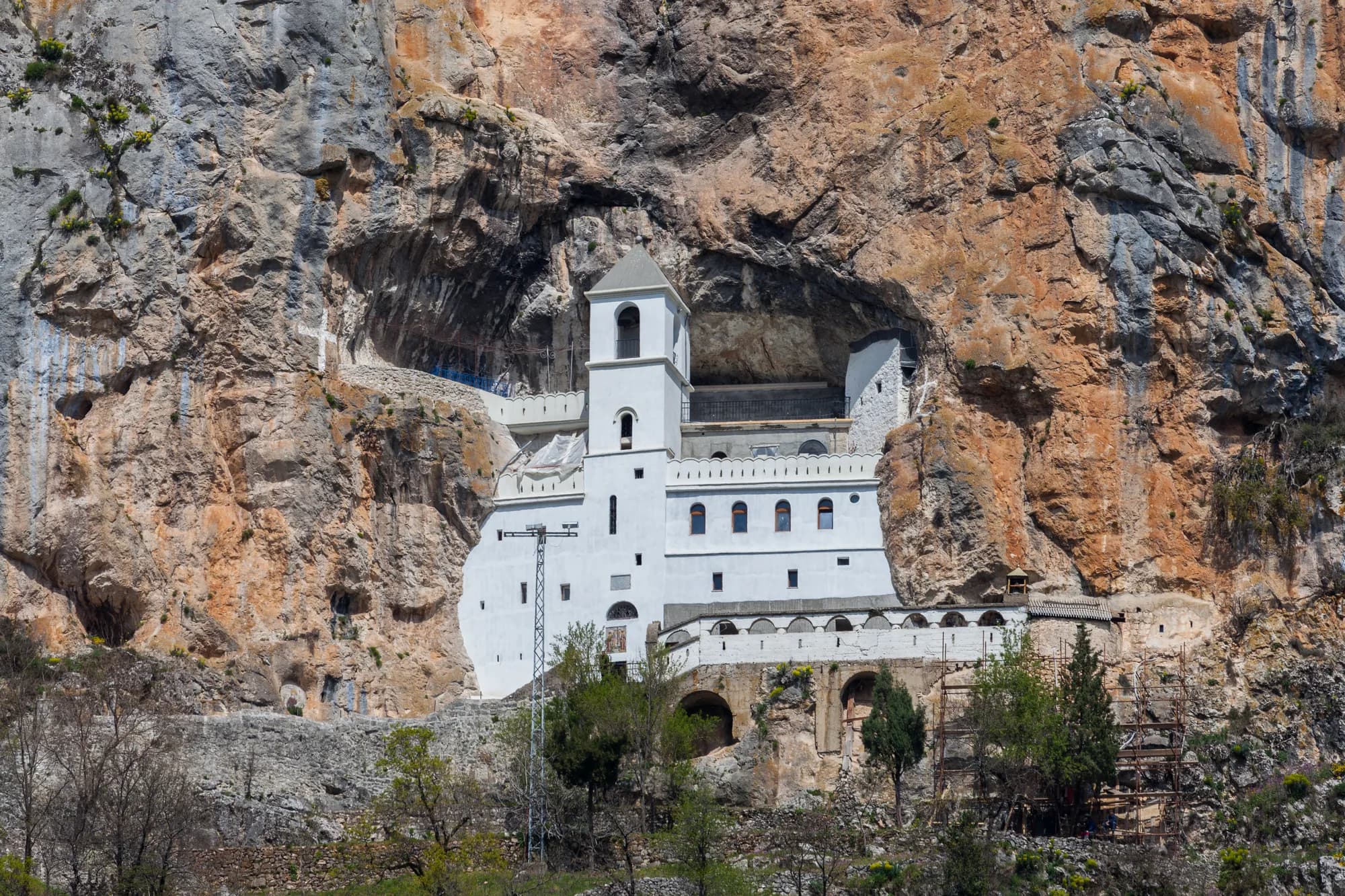 Le monastère supérieur d’Ostrog dans sa falaise au-dessus de la plaine