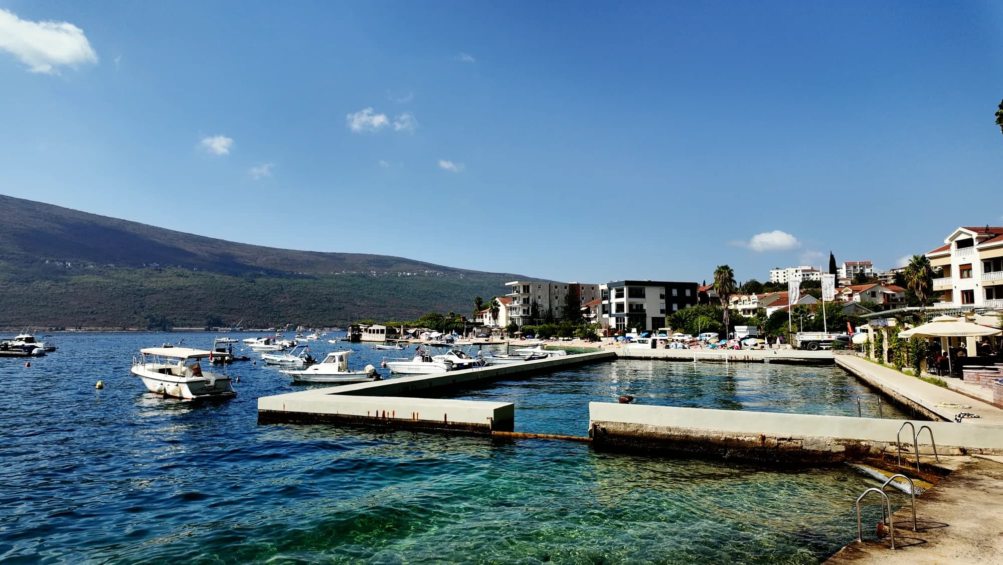 The concrete pontoon and moorings on the Đenovići shore