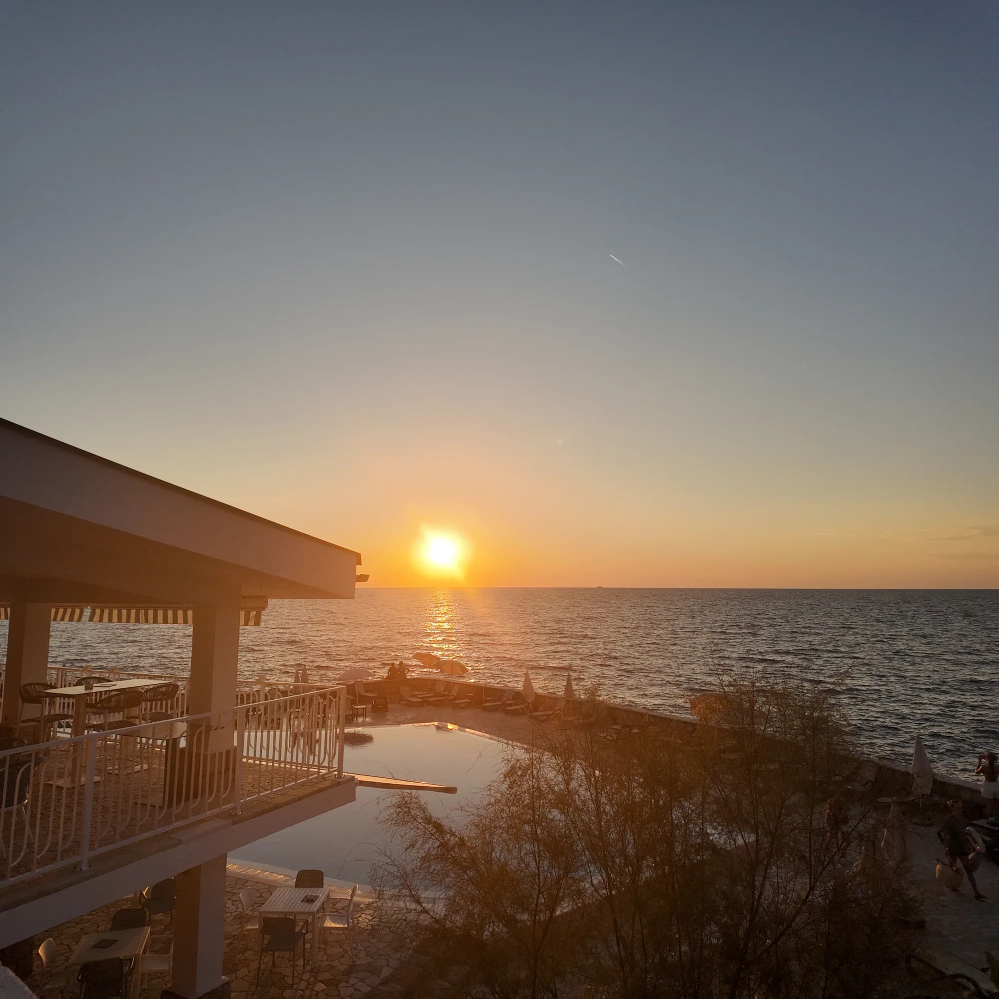 Noć u Radisson Resortu Ruža Vjetrova u Dobroj Vodi: večera, doručak i zalazak sunca s terase