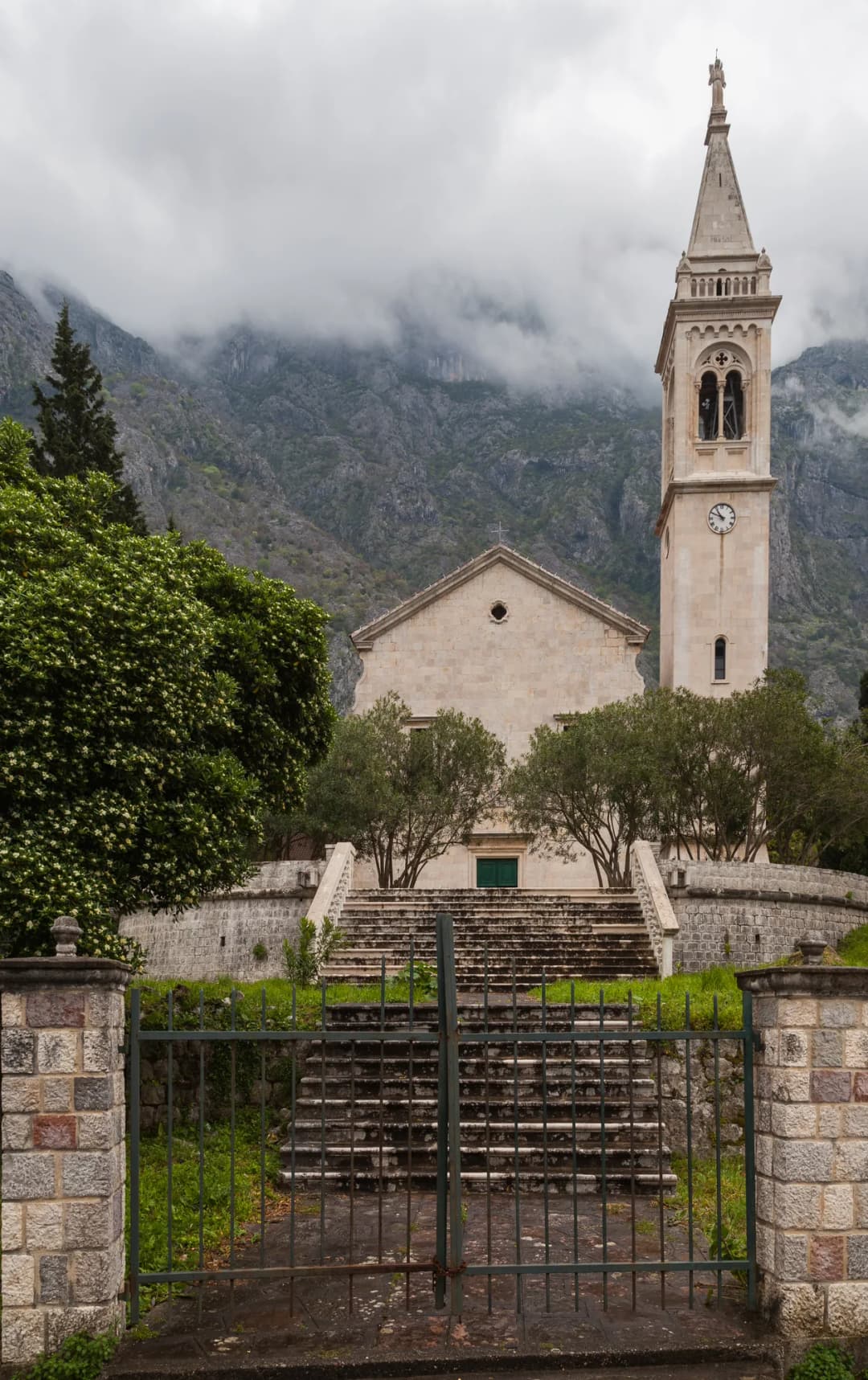 L'église de pierre Saint-Eustache à Dobrota, dont le clocher domine le village du littoral.