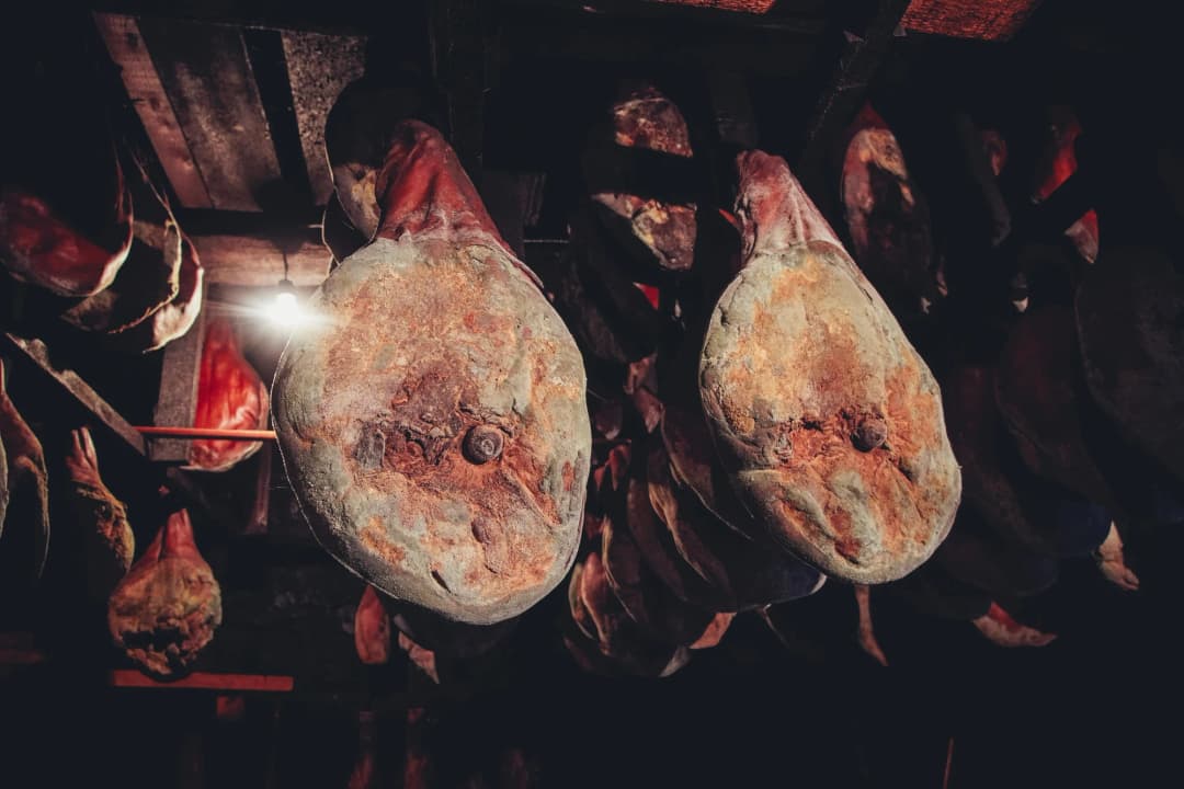 Vanjska terasa restorana u Starome gradu Budve u suton, stolovi postavljeni s bijelim stolnjacima s pogledom na Jadran, gosti uživaju u plodovima mora