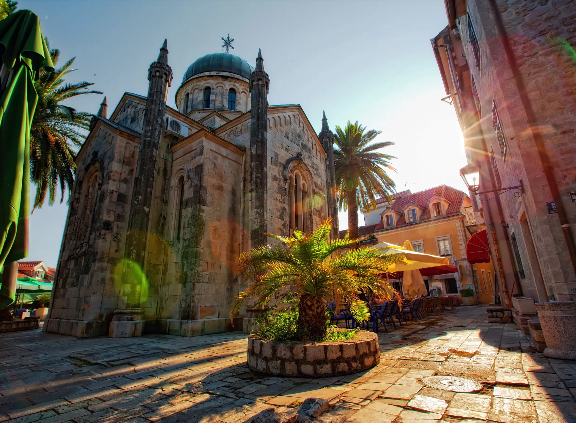 La chiesa dell'Arcangelo Michele in piazza Belavista nell'ora dorata