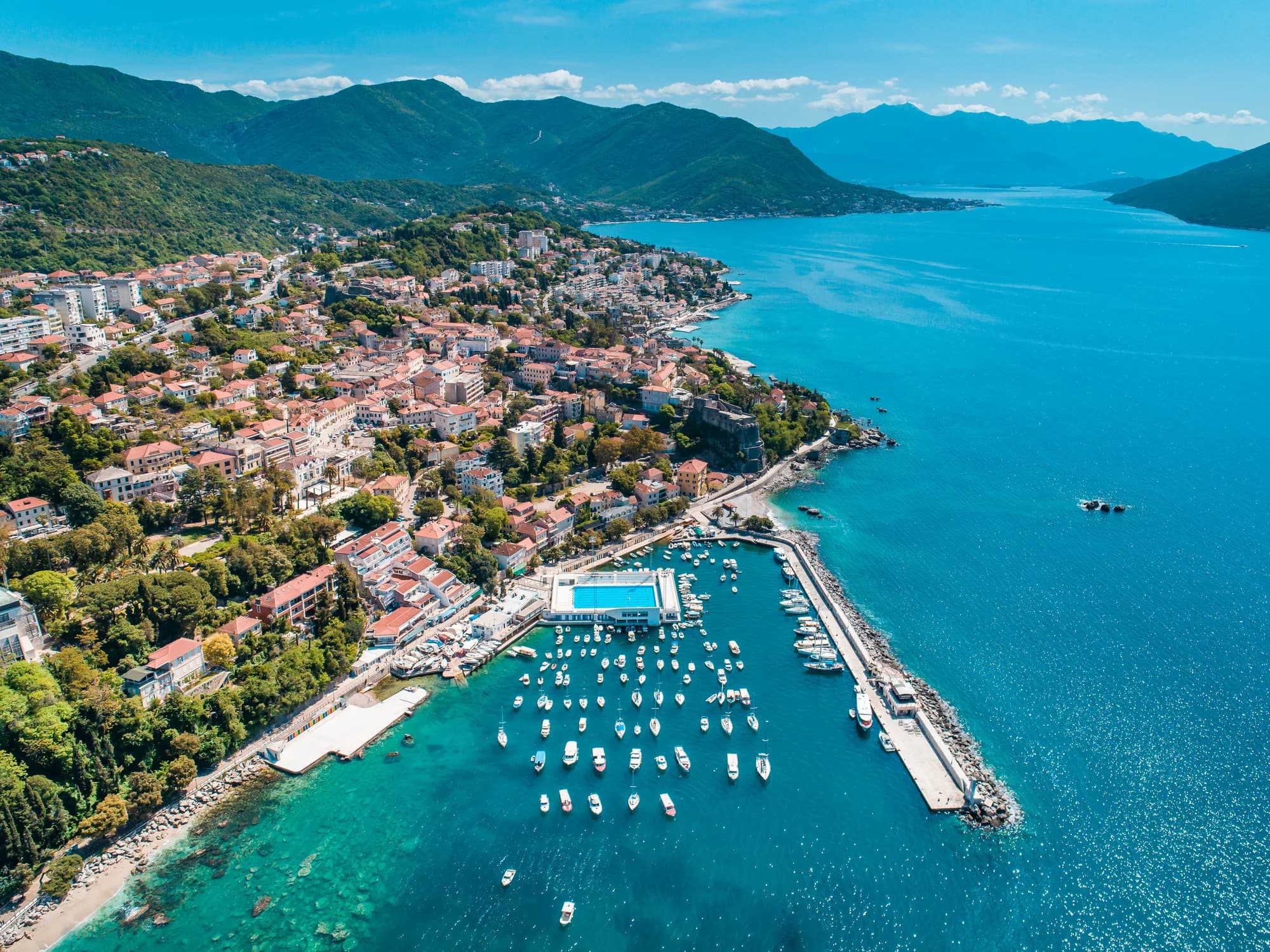 Herceg Novi e la sua marina dall'alto, con l'imbocco delle Bocche sullo sfondo