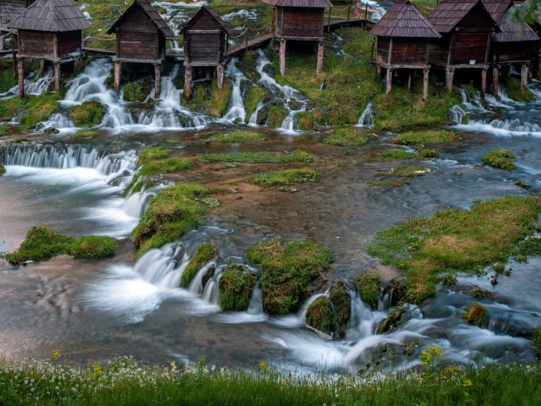 Pogled sa vrha Rumije na Skadarsko jezero s jedne strane i Jadransko more s druge, sa gradom Barom vidljivim na obali u dolini