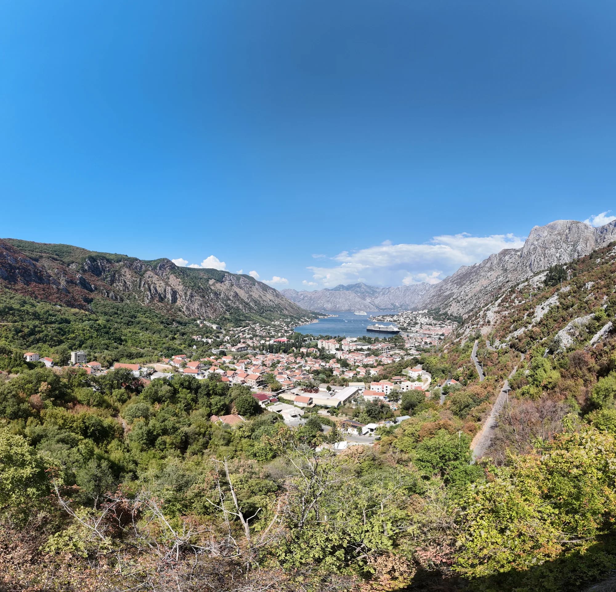 Kotor, Dobrota i unutrašnji zaliv s padine iznad Starog grada