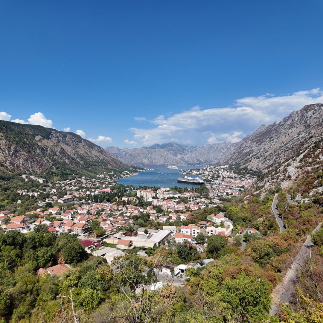 Kotor y la bahía desde la carretera de curvas sobre la ciudad, 20 de septiembre de 2026
