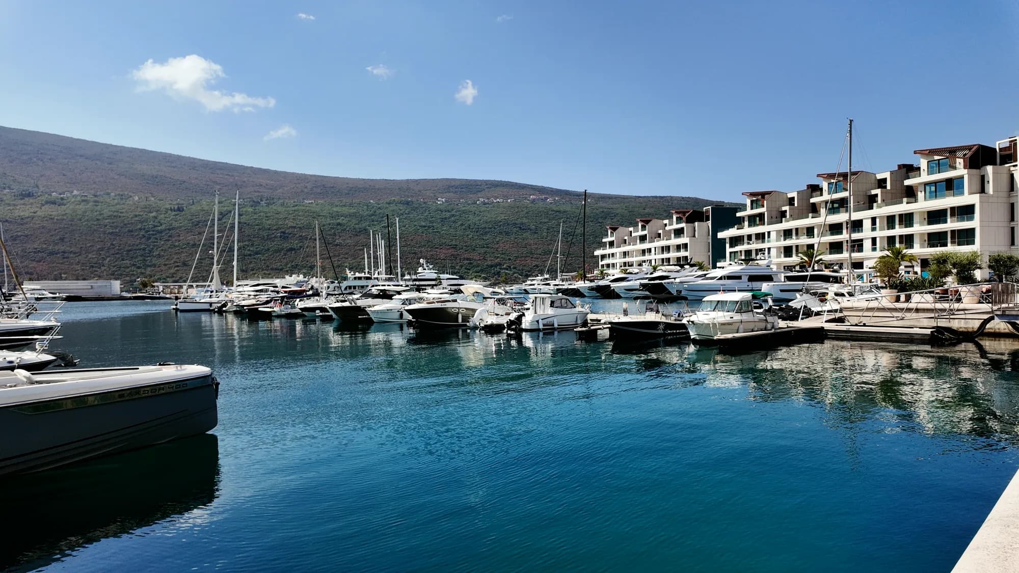 Yachten an den Stegen der Marina Portonovi bei Kumbor