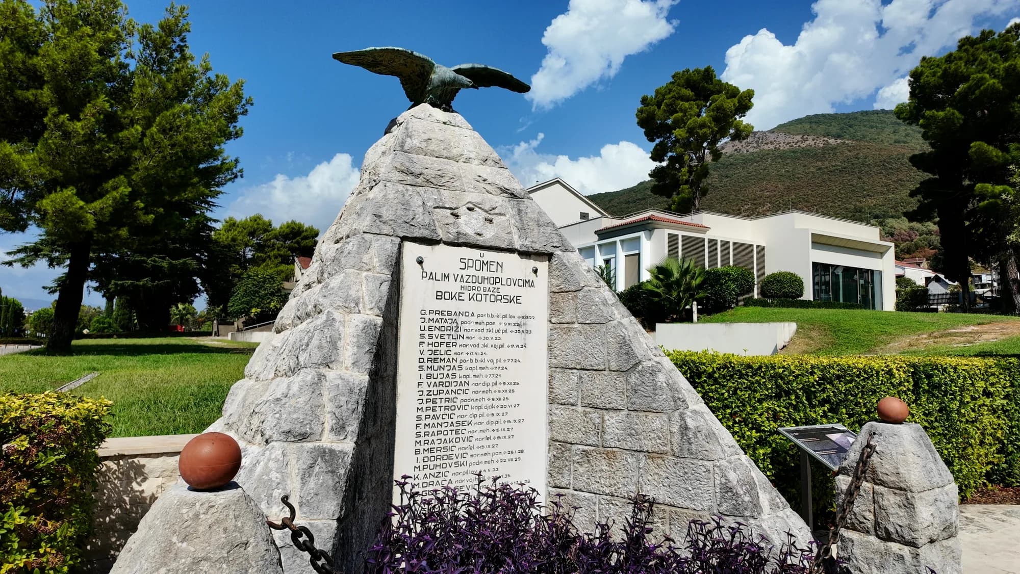 Das steinerne Kriegerdenkmal von Kumbor, mit einem Adler auf der Spitze
