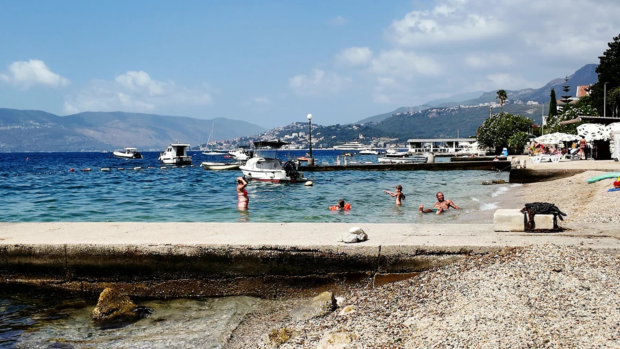 Der Kiesstrand von Kumbor mit der Einfahrt zur Bucht dahinter