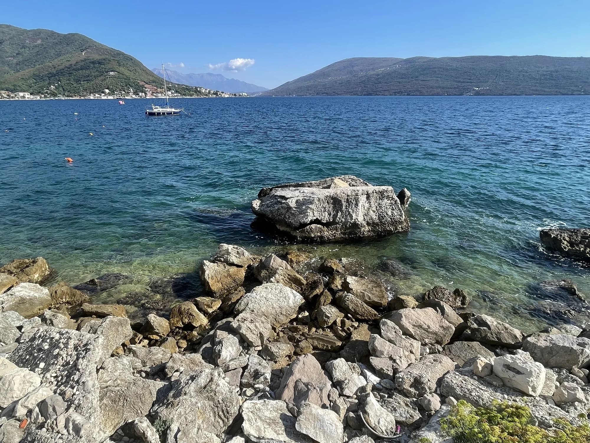 Turquoise water and pale rocks along the waterfront immediately west of Meljine Beach