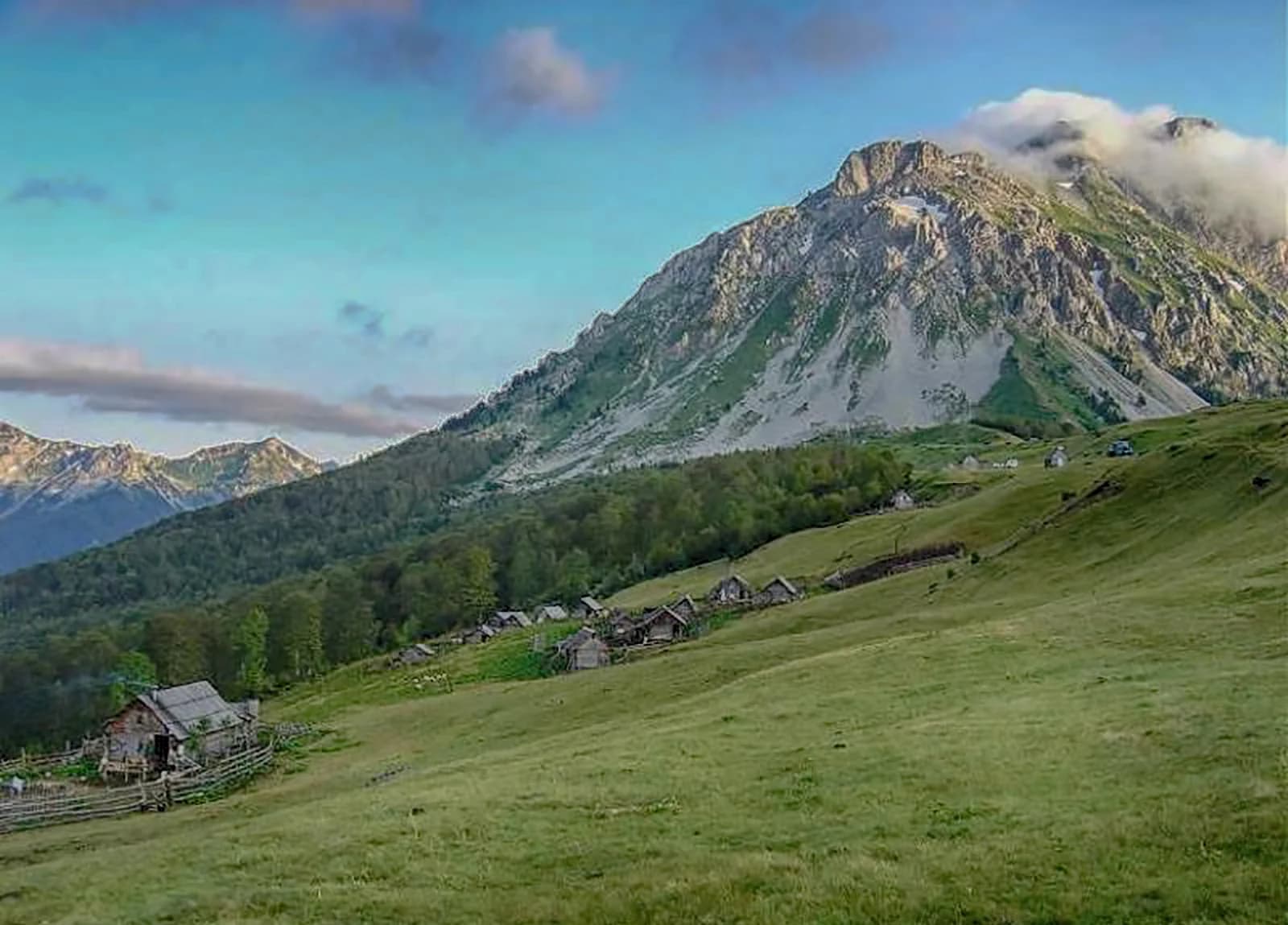 A katun below the Koms