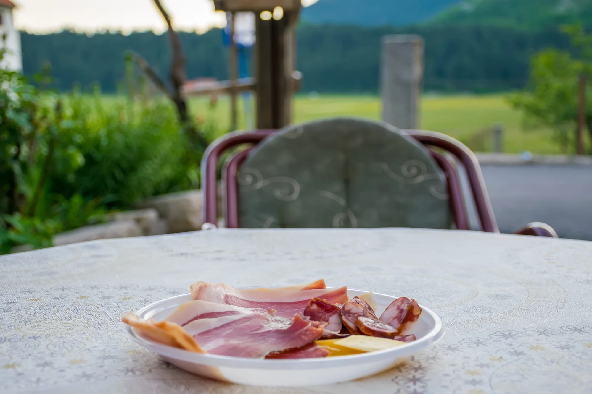 Njeguši: Pueblo de Montaña de Montenegro de Jamón Serrano, Queso y Herencia Real